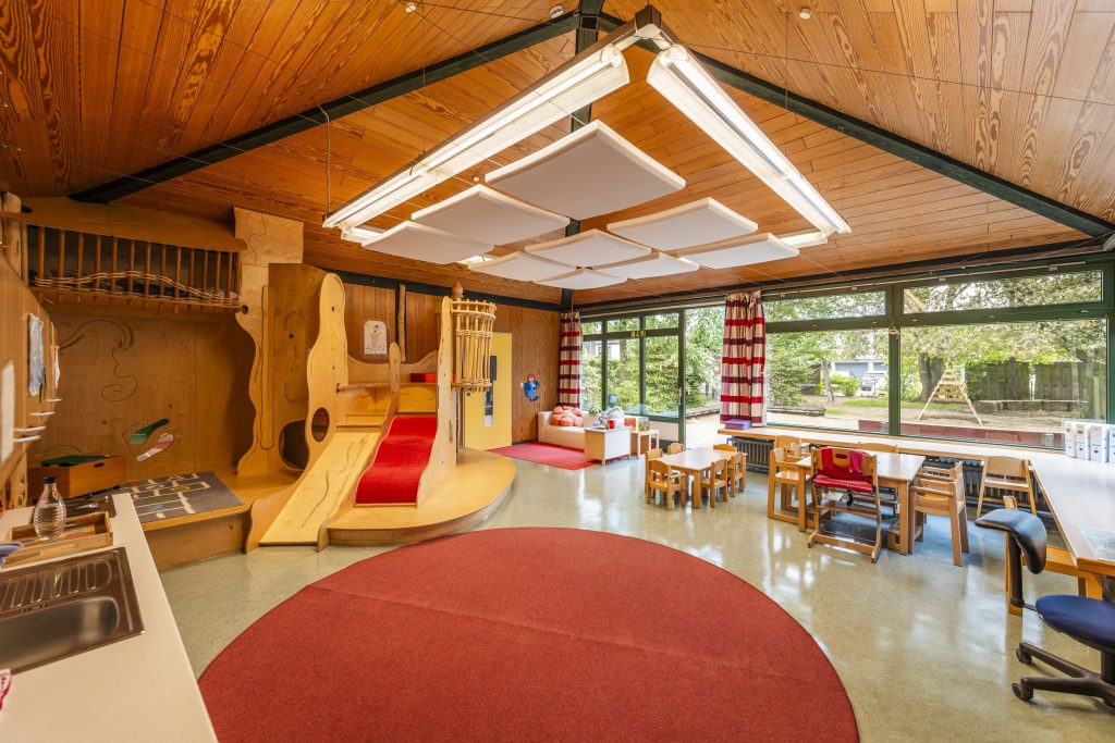 Gruppenraum mit großem Spielepodest