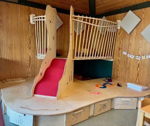 Dank des Engagements des Fördervereines "Bunsenbrenner" einer großzügigen Spende der Sparkasse ist der Traum eines Spielpodests in der Goldfischgruppe Wirklichkeit geworden. Die Kinder sind überglücklich und spielen sehr gerne darauf. Der Gruppenraum wurde dadurch deutlich aufgewertet und bietet allen Kindern nun noch mehr Freude und Spaß beim Spielen. Es ist schön zu sehen, wie eine gemeinsame Unterstützung so positive Veränderungen bewirken kann!